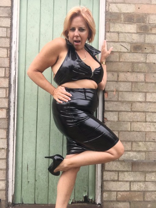 Watch Curvy Claire's leaked NSFW photo on TwXstars