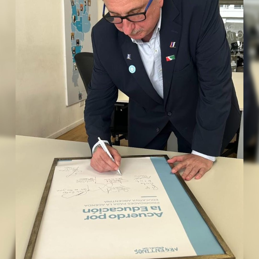 passalacquaok's tweet photo. Muy feliz de firmar ayer el compromiso de los gobernadores con el Acuerdo por la Educación impulsado por la fundación @ArgxEdu. 

No hay sociedad libre si no está educada. Trabajaremos juntos fuertemente y con convicción en ese norte. Gracias por las atenciones y por su dedicación.