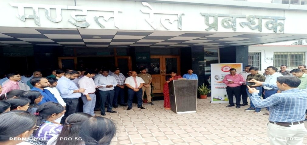 drm_drmizn's tweet photo. ‘स्वभाव स्वच्छता-संस्कार स्वच्छता‘थीम पर स्वच्छता ही सेवा अभियान के अन्तर्गत 17 सितम्बर,2024 को मंडल रेल प्रबंधक कार्यालय इज्जतनगर के परिसर में मंडल रेल प्रबंधक, सुश्री रेखा यादव ने अधिकारियों व कर्मचारियों को स्वच्छता की शपथ दिलाई।
#SHS2024
#SwachhataHiSewa2024
@SwachhBharatGov https://t.co/NUp7IPJCtp