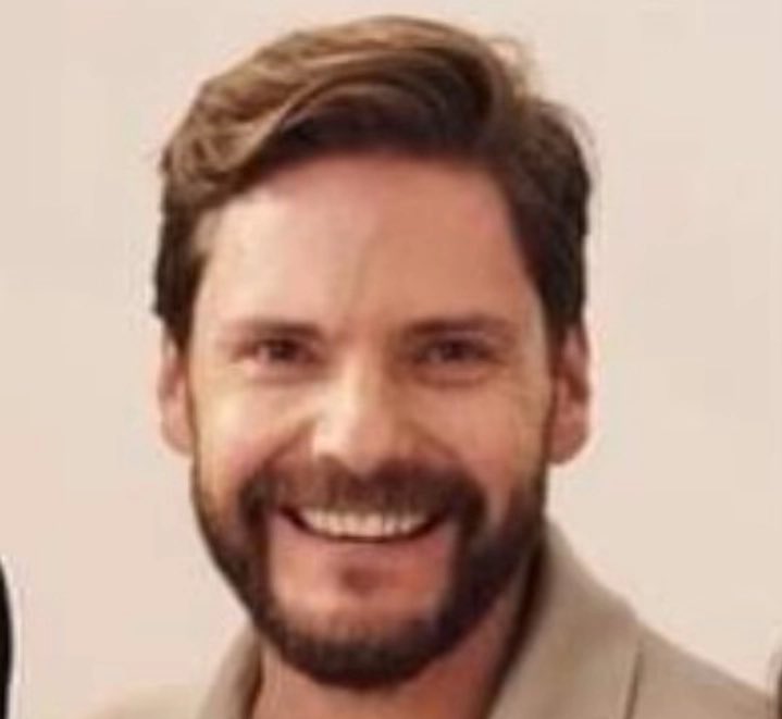 Je sais, vous savez, nous savons.

Il a fini le game et a vécu le rêve de tout homme hétéro