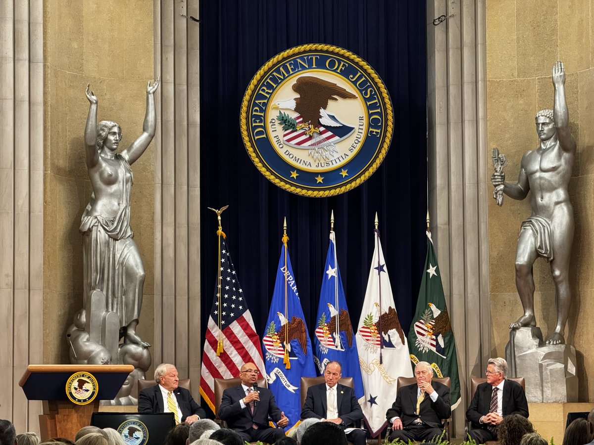 COPSOffice's tweet image. COPS Office Director Clements sits down with previous directors Brann, Peed, Davis and Keith for a discussion at the 30th Anniversary Commemorative Celebration. Each described the COPS Office legacy in one word: Transformational; Relevant;  Responsive; Service.