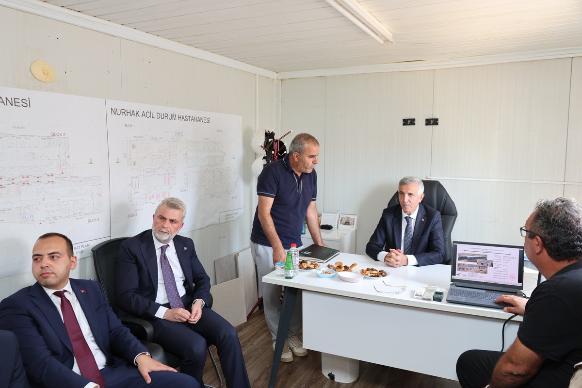 TCkahramanmaras's tweet photo. 📍 Nurhak Devlet Hastanesi İnşaatı İnceleme

Valimiz Mükerrem Ünlüer, beraberindeki heyet ile birlikte 6 Şubat depremlerinde ağır hasar alması sebebiyle yıkımı gerçekleştirilen Nurhak Devlet Hastanesinin yerine çelikten inşa edilen 56 yataklı Acil Durum Hastanesi inşaatında incelemelerde bulundu.

Vali Ünlüer, Nurhak Kaymakamı Oray Güven ve firma yetkililerinden inşaat çalışmalarında gelinen son duruma ilişkin bilgiler aldı.