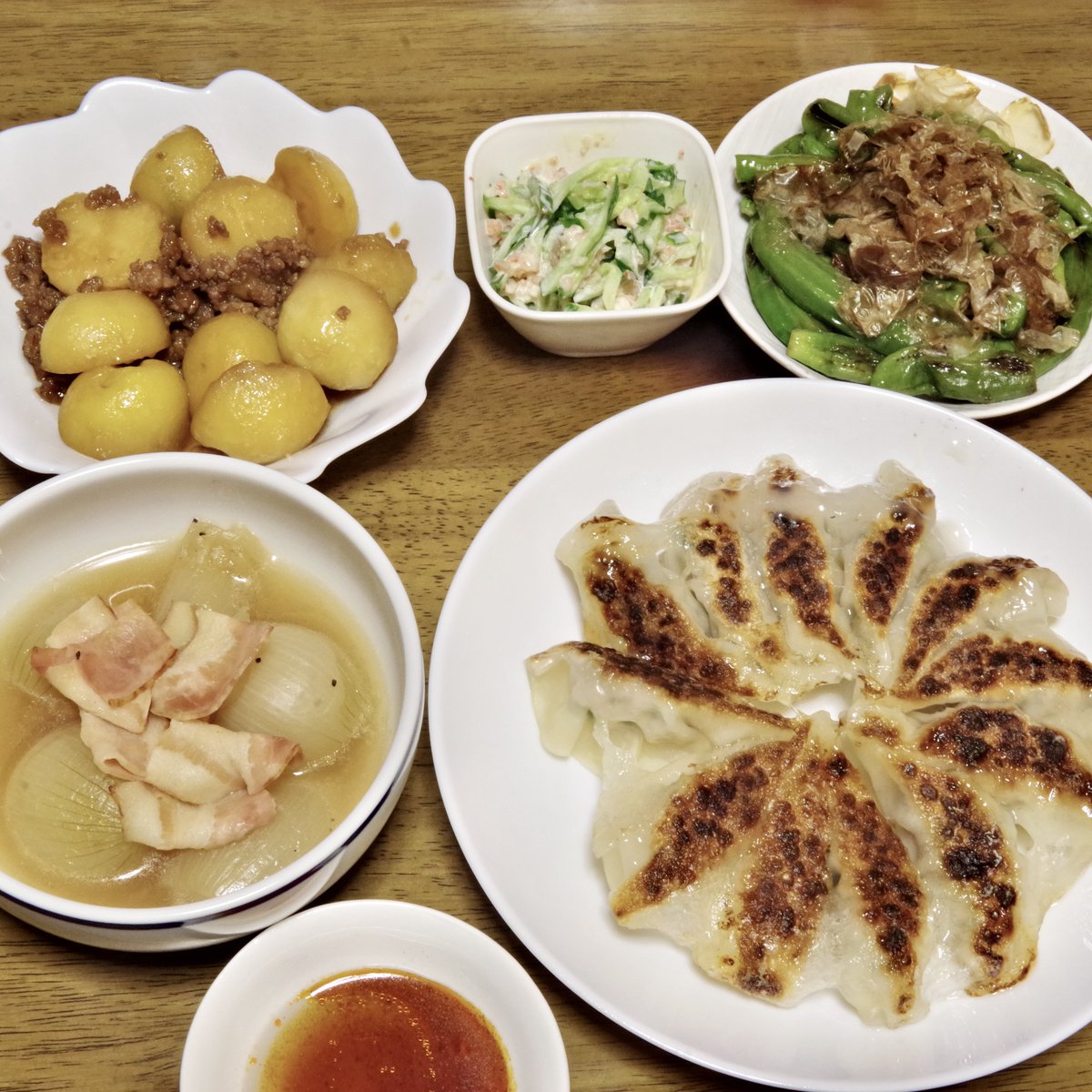 今日の晩ごはん
玉ねぎとベーコンのスープ、餃子、じゃがいものそぼろ煮、カニかまときゅうりのサラダ、ししとうおかか炒め
#晩ごはん #おうちごはん #晩酌
