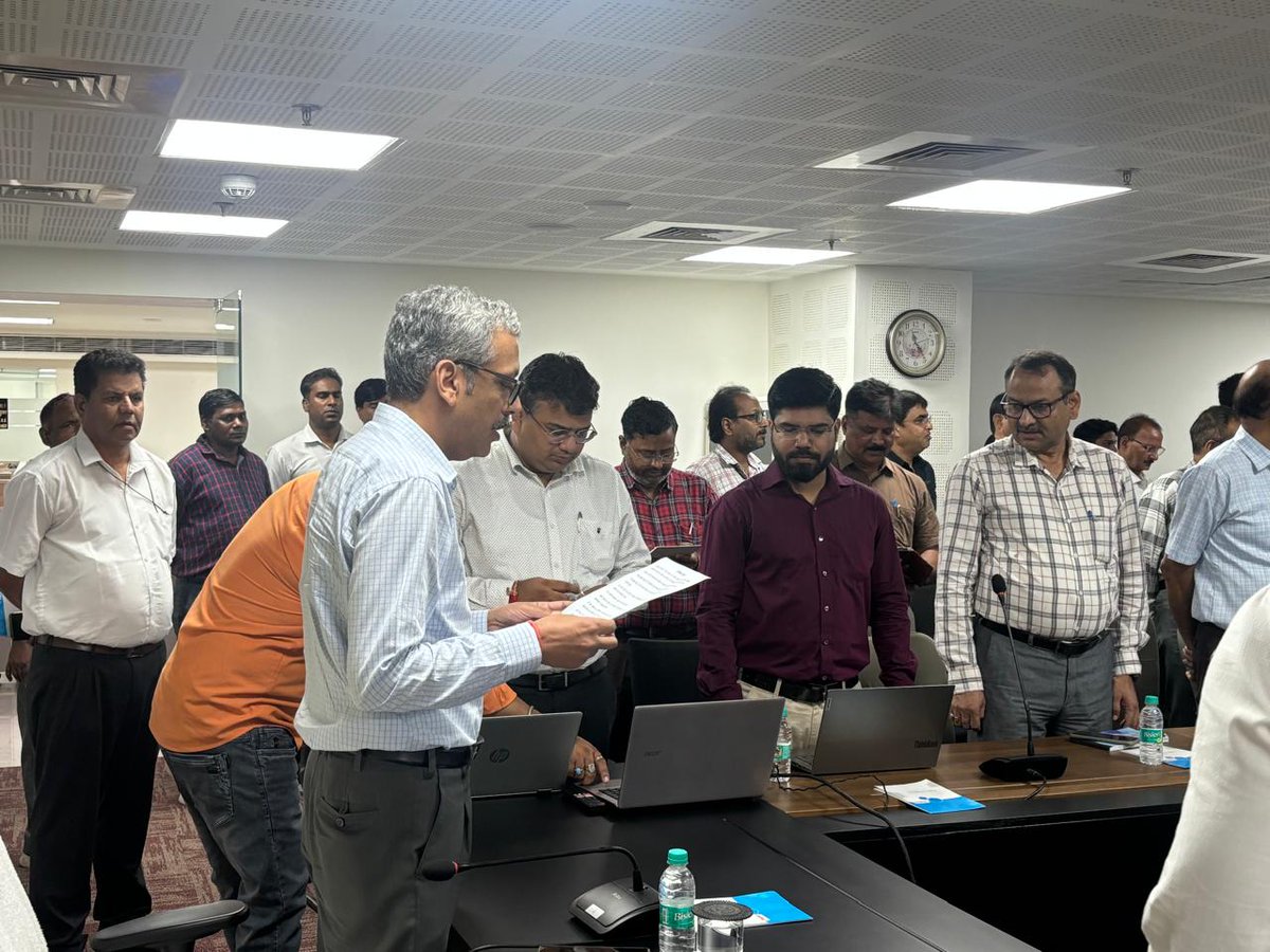 CgstAuditNoida's tweet photo. "स्वच्छता ही सेवा" (2024) पखवाड़ा के अंतर्गत दिनांक 17/09/2024 को श्री गौरव कुमार, प्रधान आयुक्त केन्द्रीय माल एवं सेवाकर लेखा परीक्षा आयुक्तालय नोएडा द्वारा कार्यालय के सभी अधिकारियों व कर्मचारियों को स्वच्छता की शपथ दिलाई गयी |
@cbic_india
@dghrd_cbic https://t.co/6sMnk7rsHm