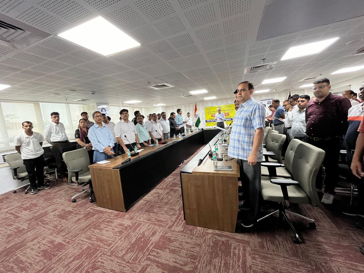 CgstAuditNoida's tweet photo. "स्वच्छता ही सेवा" (2024) पखवाड़ा के अंतर्गत दिनांक 17/09/2024 को श्री गौरव कुमार, प्रधान आयुक्त केन्द्रीय माल एवं सेवाकर लेखा परीक्षा आयुक्तालय नोएडा द्वारा कार्यालय के सभी अधिकारियों व कर्मचारियों को स्वच्छता की शपथ दिलाई गयी |
@cbic_india
@dghrd_cbic https://t.co/6sMnk7rsHm