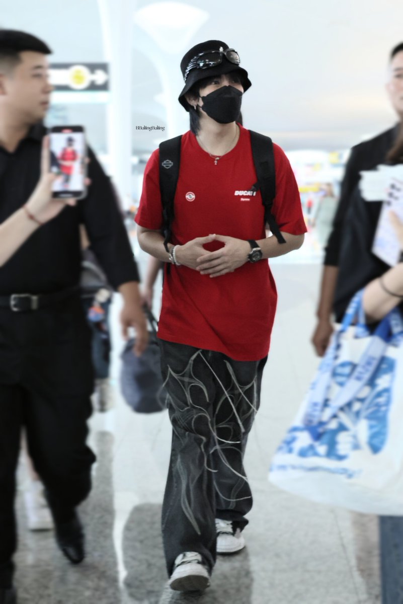 BBuilingBuiling's tweet photo. 240916 金建成 HGH杭州🛫BKK曼谷 出发
🚶🚶
#Buildjakapan #Beyourluve
@JakeB4rever https://t.co/rOSu40SUEP
