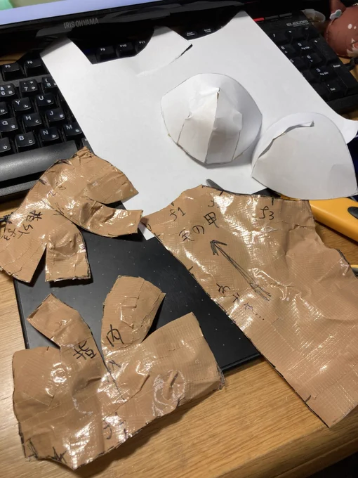 手も型紙取ります。(なお、甘かった……) 頭、足も裏表型紙の記号も写して、 足は組み上げてみるとこんな感じ。 なかなかいいのでは? ただなんか想像してたよりでかい…でかいぞ…… このデカさが、後の不安への第一歩だった───