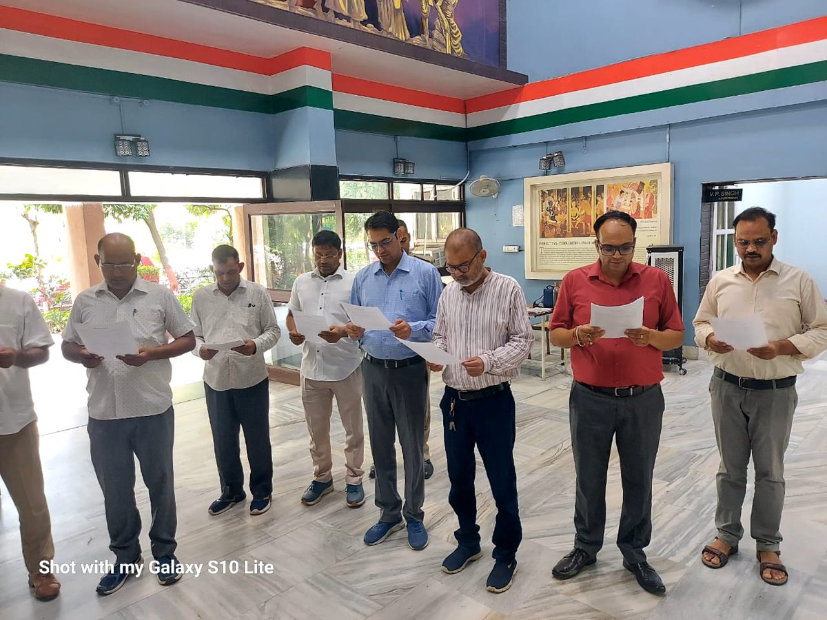 स्वच्छता पखवाड़े के प्रारंभ में CGST मेरठ के समस्त अधिकारीगणों व कर्मचारियों ने आज दिनांक 17.09.2024 को कार्यालय के प्रांगण में स्वच्छता की शपथ ली एवम श्रमदान दिया।।