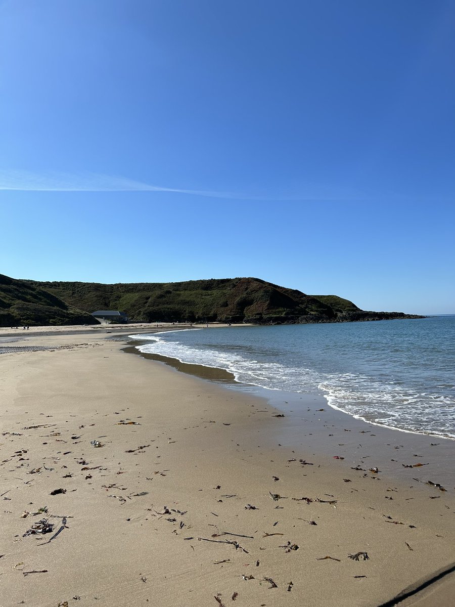 Traeth gwag ac awyr las 😍 Porthor 😍