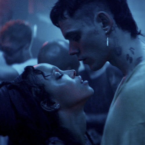 новый «Ворон» действительно не шедевр, но рейтинг 4.6 на IMDb всё же неоправдан. к слову, у фильма аж 46 сопродюсеров, что изначально гарантирует проблемы на каждом этапе производства

татуированный дэдинсайд Скарсгард выглядит потрясающе, на чём и держится картина. и держится не