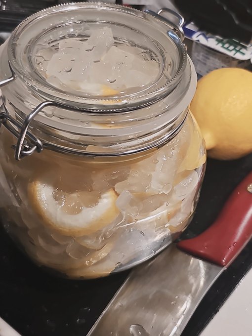 また育ててる()
おいしくなーれおいしくなーれ!
あと一個入れたかったけれど、入らなかったので、かさが減ったら入れようかな
ついでにいつものきゅうりのマリネも仕込んだ!
きゅうりたっかいねーw 