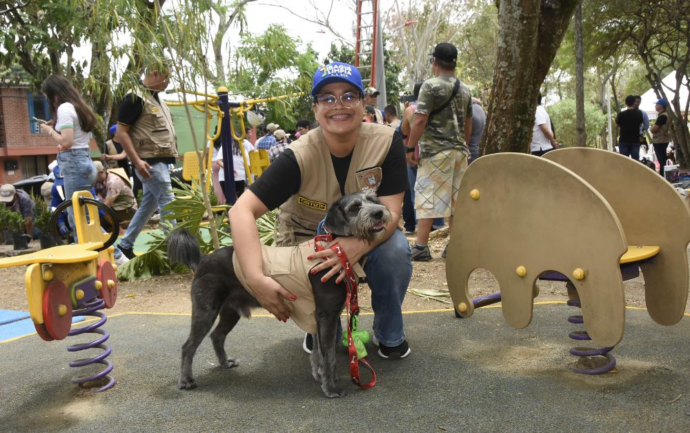 Se presentaron nuevas estrategias de cultura ciudadana por una #Ibagué limpia y bonita

Con el ‘Club de jardinería’ y ‘Papás perrunos responsables’, se buscan embellecer los parques y promover la tenencia adecuada de las mascotas. <a href="/Ibague_limpia/">Ibagué Limpia S.A. E.S.P.</a> 

enfoqueteve.com/?p=55851