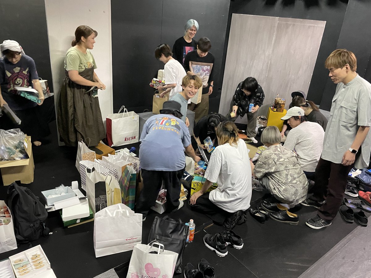 suzukiku_jp's tweet photo. 明日の千秋楽に向け
頂いた差し入れの分配祭りなうꉂ🤣w𐤔

最高幹部の3人が仕切って
「お宝だー！」ゆうてます笑笑

#おっさんに愛を https://t.co/a4oCFOzYkH