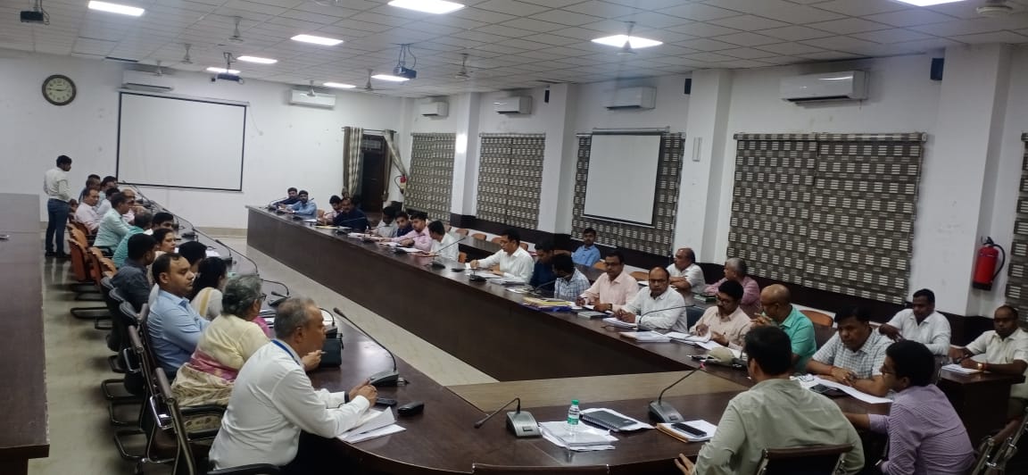 आज दिनांक 17.09.2024 को संगम सभागार में 50 लाख रूपये से अधिक की निर्माणाधीन परियोजनाओं की समीक्षा करते हुए सभी सम्बंधित विभागों के अधिकारियों को निर्माण कार्यों को निर्धारित समयसीमा में गुणवत्ता के साथ पूर्ण कराये जाने का निर्देश दिया गया।