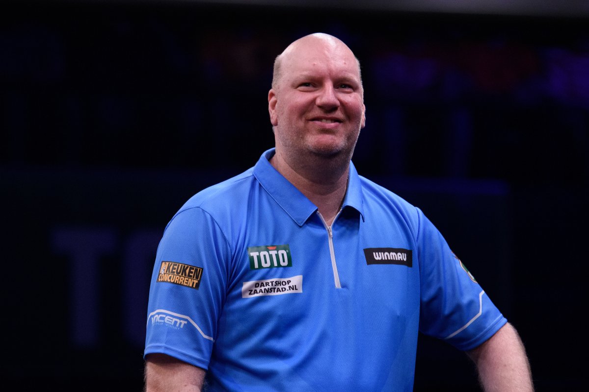 NINE-DARTER! 🎯

Vincent van der Voort lands the first nine-dart finish of the week here in Wigan, rolling back the years in his first round clash against Mensur Suljovic!

📺 bit.ly/PDCTVLive | #PC20