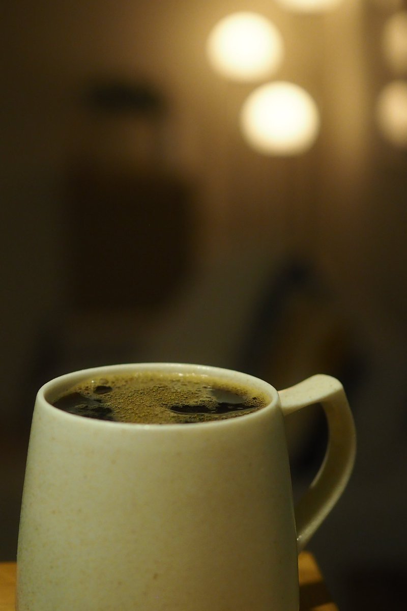 cafelte_coffee's tweet photo. うちのフロアランプが満月っぽいので（IKEAのやつ）、セブンで見つけた大学芋風だんごでお月見風といきたい

#十五夜 
#コーヒーのある暮らし https://t.co/LTTH4IegQP