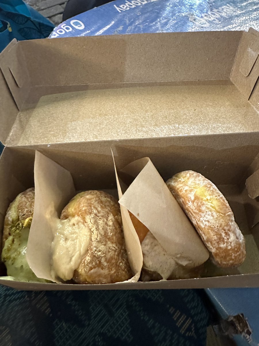 ブロックMで並んで買ったドーナツ🍩
かぼちゃでできてるらしい！美味しかったけど家帰ったららぐちゃぐちゃになってた😭