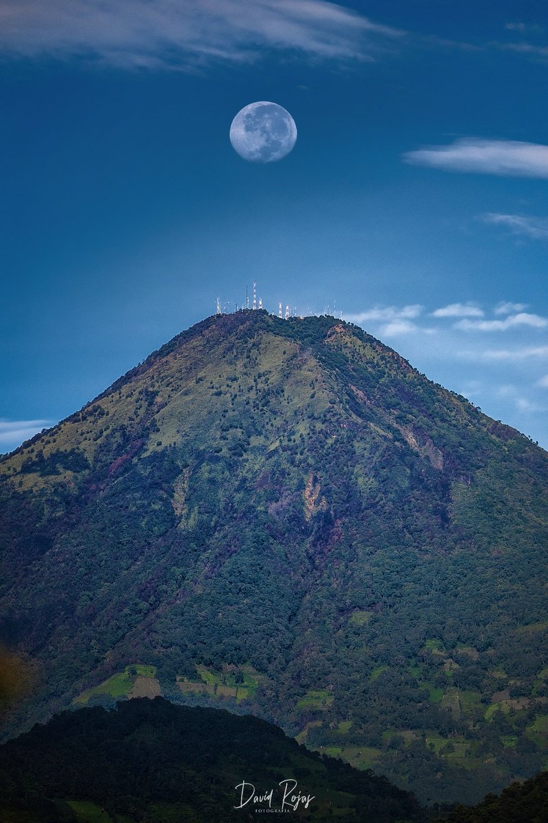 ¡Buenos días!
Una luna sobre el volcán de Agua
#Guatemala