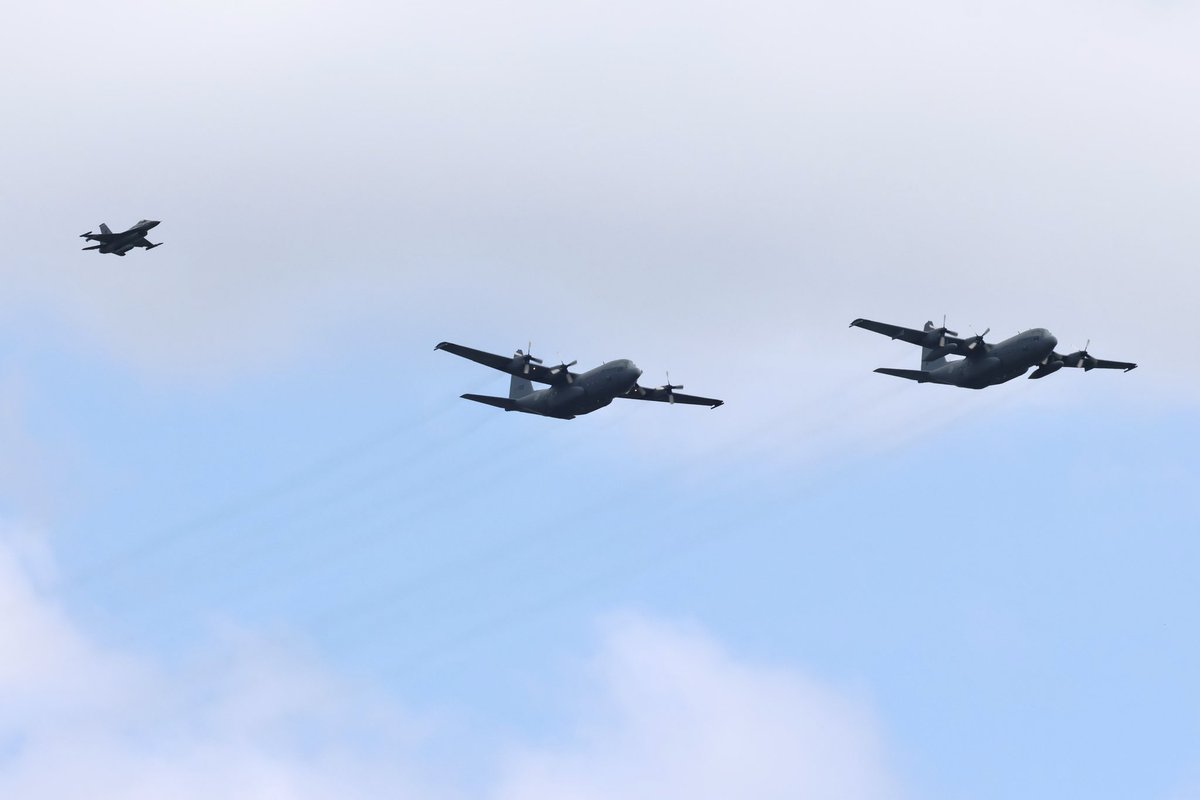 Basdelaat77's tweet photo. RNLAF Hercules/F-16 low-level formation flight #falconleap2024 #fale24

#NLspot #aviation #avgeek #aviationphotography #planespotting https://t.co/UMnUPFlTMX
