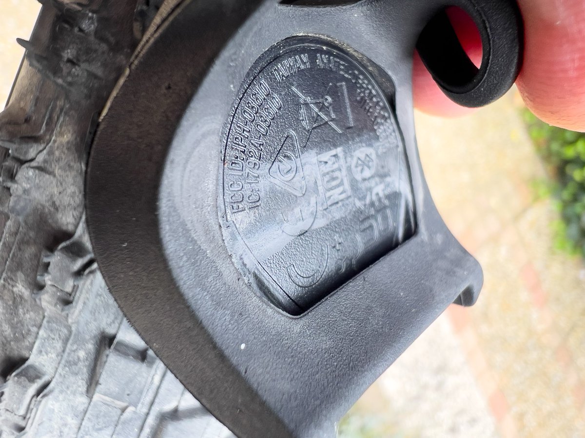 Waardeloze navigatie systemen met slechte batterijen die ermee ophouden net buiten de garantie, waardeloze ‘service’, overpriced en nu dit ook nog… SLECHT ONTWERP van de snelheidsmeter ! Verf weg !!
<a href="/Garmin/">Garmin</a> @GarminNederland #Garmin #Wahoo #cycling #Zwift #Shit #bicycles #Bagger