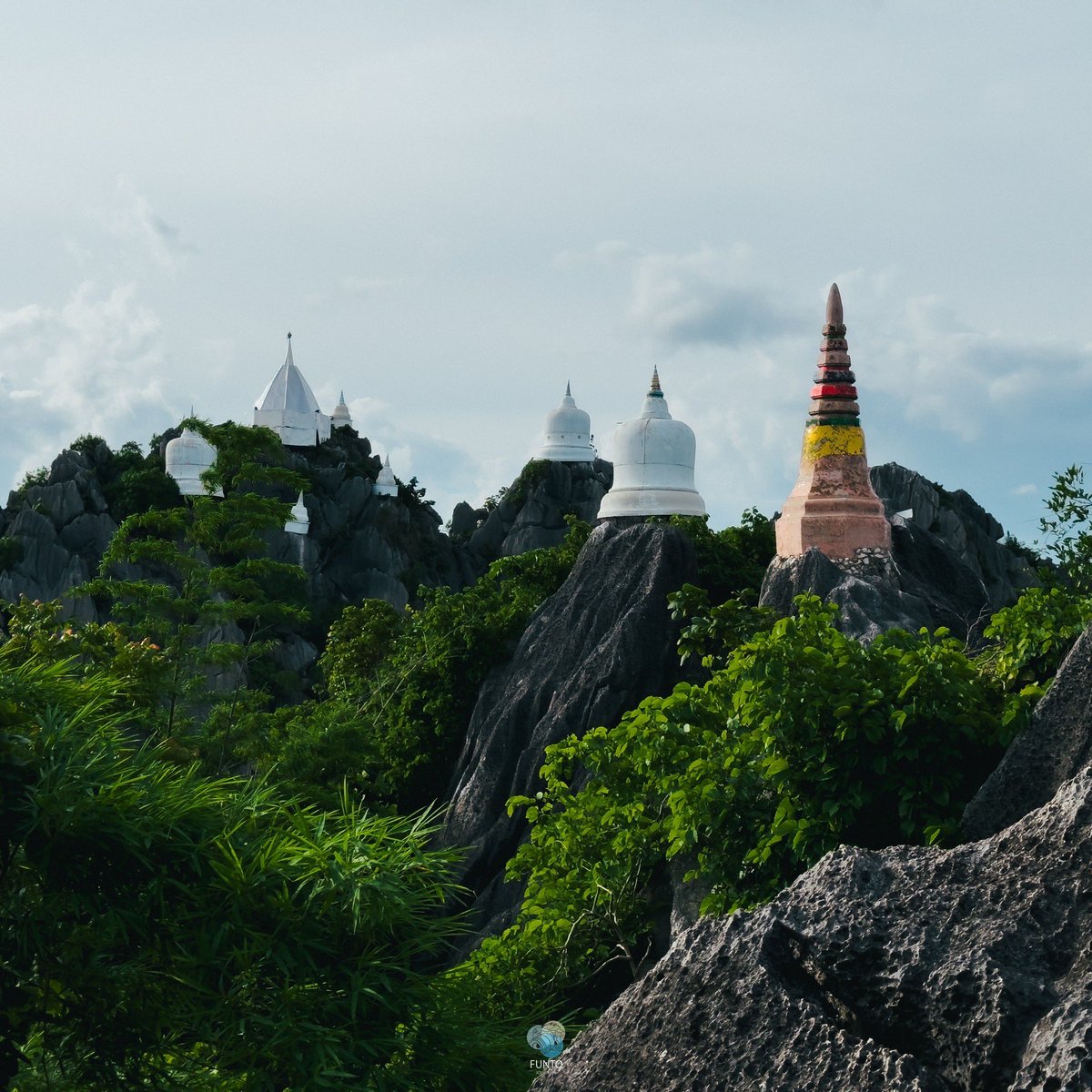 Funtojourneys's tweet photo. #unseenthailand #unseenลำปาง 
📍 ที่นี้วัดเฉลิมพระเกียรติพระจอมเกล้าราชานุสรณ์ หรือวัดพระพุทธบาทปู่ผาแดง วัดสวยเมืองลำปาง ที่เที่ยวสุด UNSEEN กับเจดีย์สีขาวบนยอดเขา ที่สร้างขึ้นด้วยแรงศรัทธา เรียงรายตามยอดเขามากกว่า 10 องค์
#ลำปาง #เที่ยวลำปาง #วัด #วัดพระพุทธบาทปู่ผาแดง https://t.co/iuYlm0hrJG