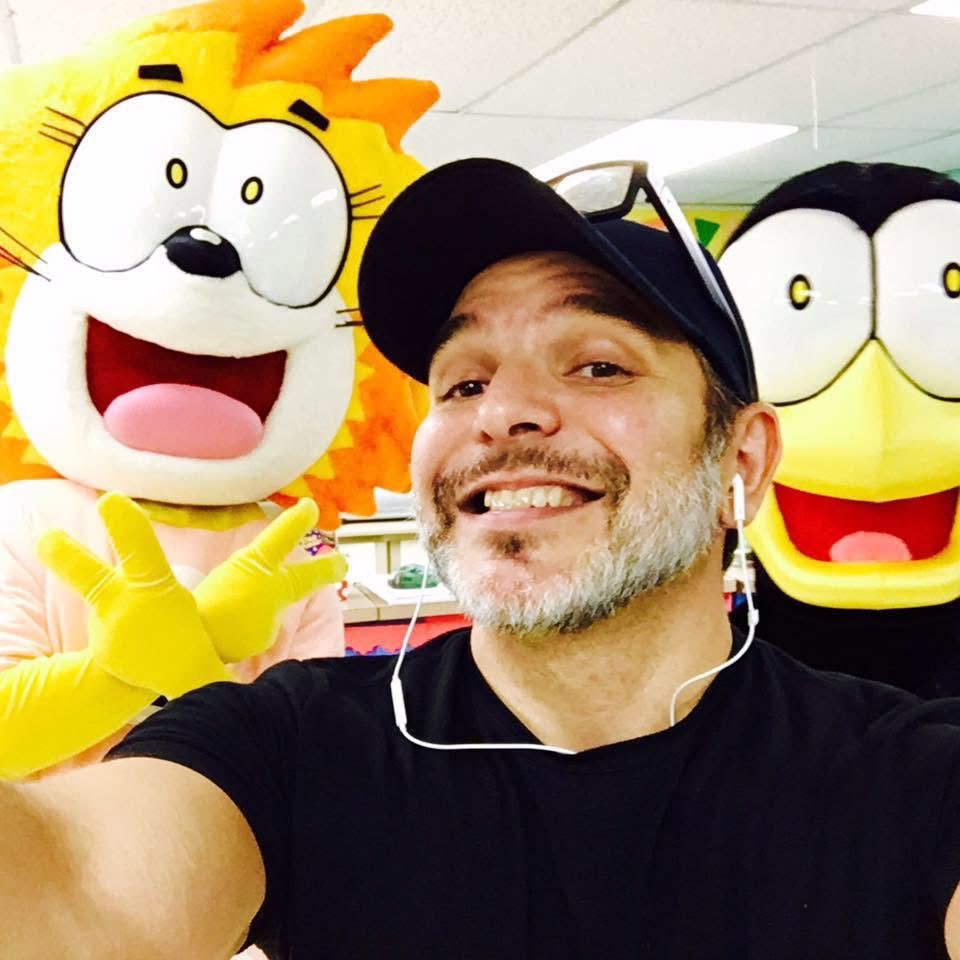 Martín Gaudier junto a las mascotas de sus comic Tato Y Kenepo