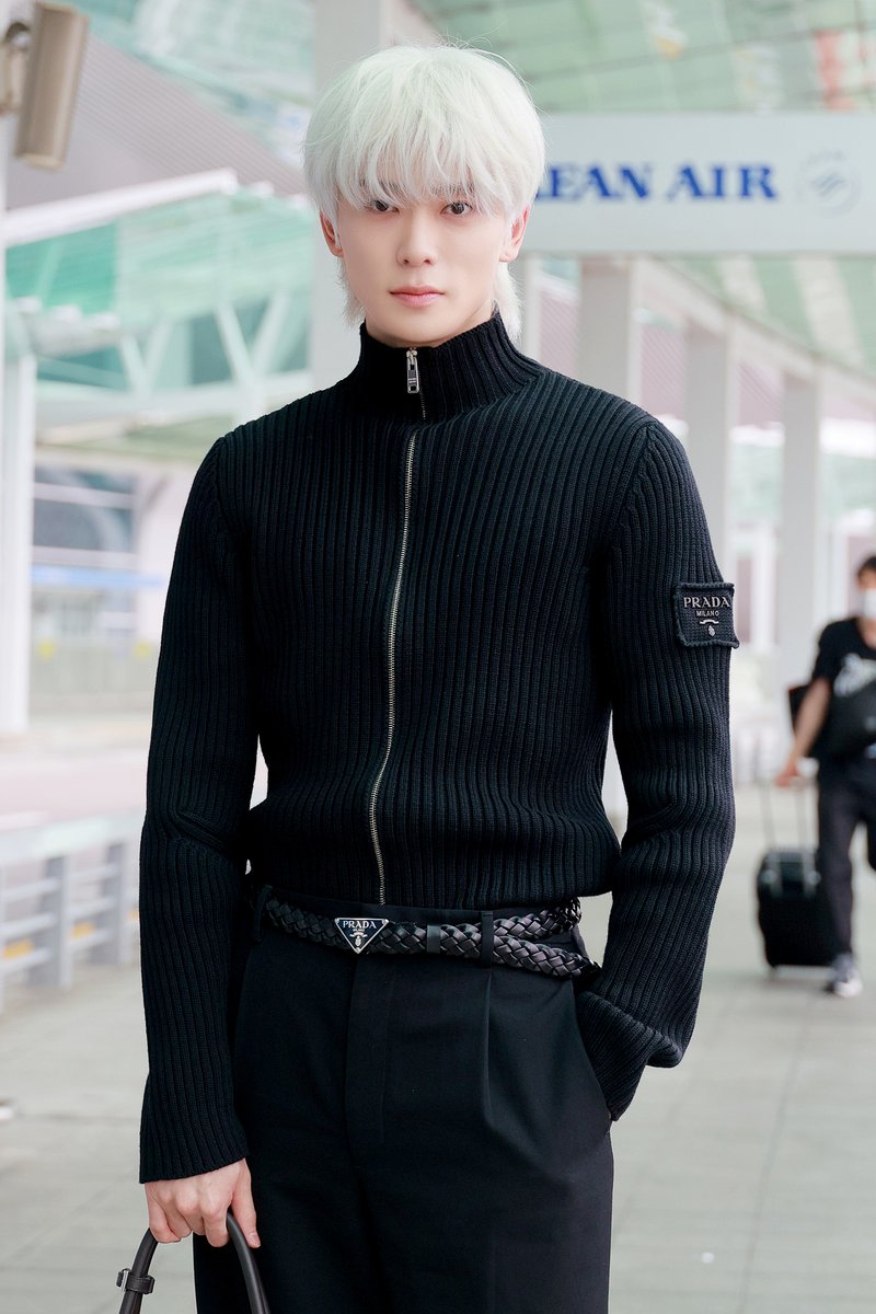 prada_japan's tweet image. #プラダ 2025年春夏レディスファッションショーに出席するアンバサダーのジェヒョンが、プラダのルックでミラノへ。

#PradaSS25 
#MiucciaPrada 
#RafSimons 
#Jaehyun