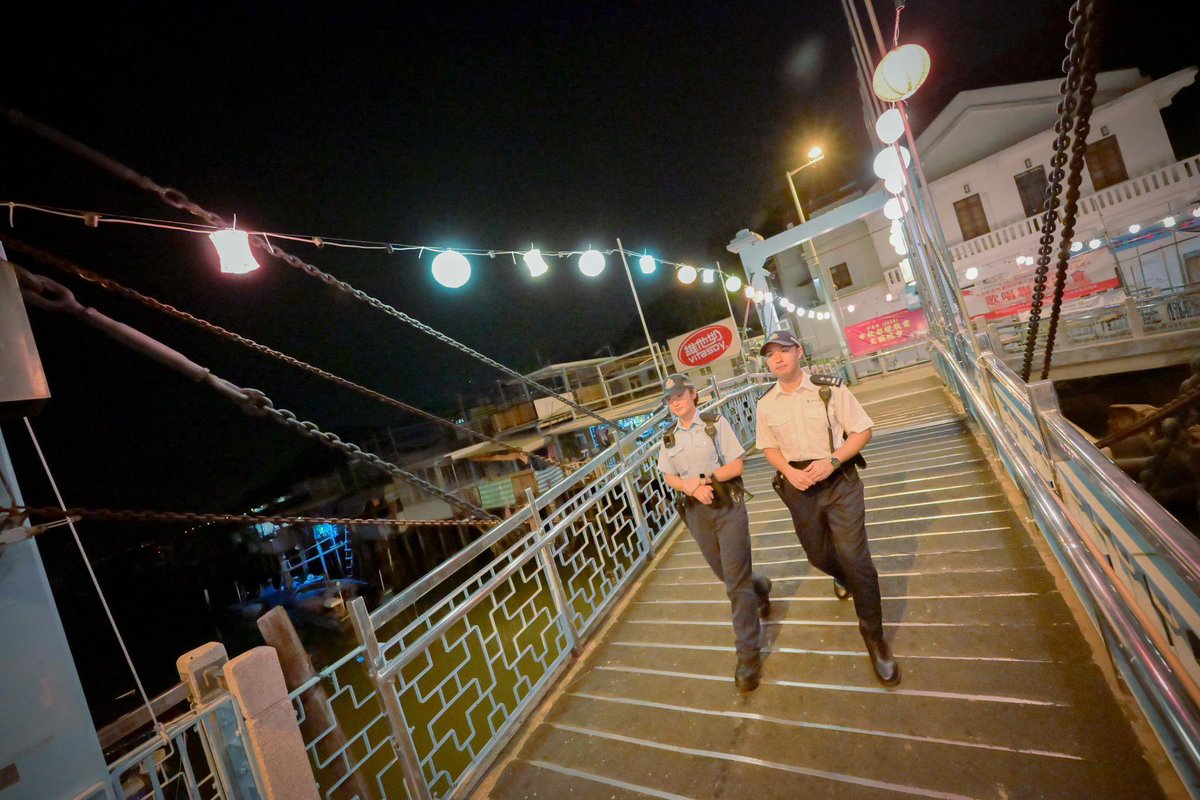 hkpoliceforce's tweet image. #HKPFootprint🚓|#OnceInABlueMoon,📍Tai O—a quaint fishing village aka ‘Venice of the East’—lights up with multi-hued delights for the beloved #MidAutumnFestival. Celebrating togetherness with everyone in🇭🇰under the same🌝—we wish you a🥮#MooncakeFestival🏮that’s #SecondToNone✨🐇