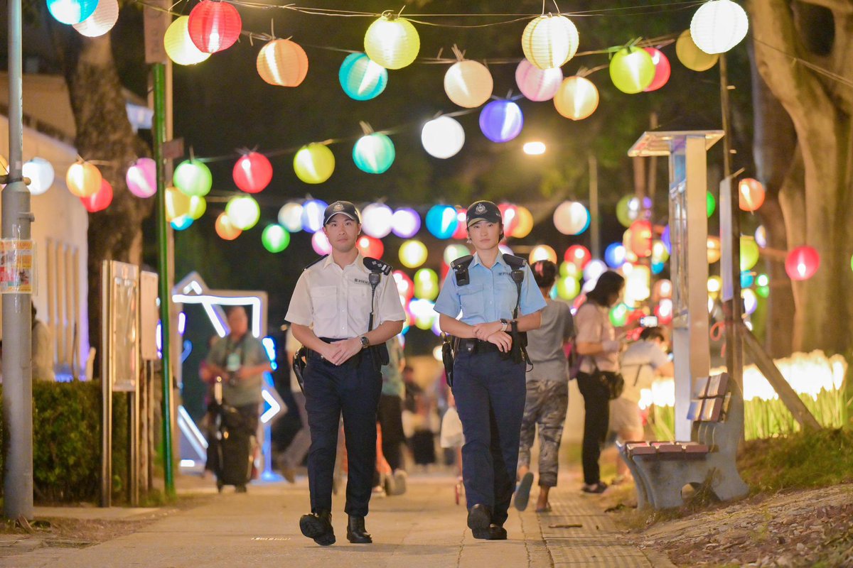 hkpoliceforce's tweet image. #HKPFootprint🚓|#OnceInABlueMoon,📍Tai O—a quaint fishing village aka ‘Venice of the East’—lights up with multi-hued delights for the beloved #MidAutumnFestival. Celebrating togetherness with everyone in🇭🇰under the same🌝—we wish you a🥮#MooncakeFestival🏮that’s #SecondToNone✨🐇
