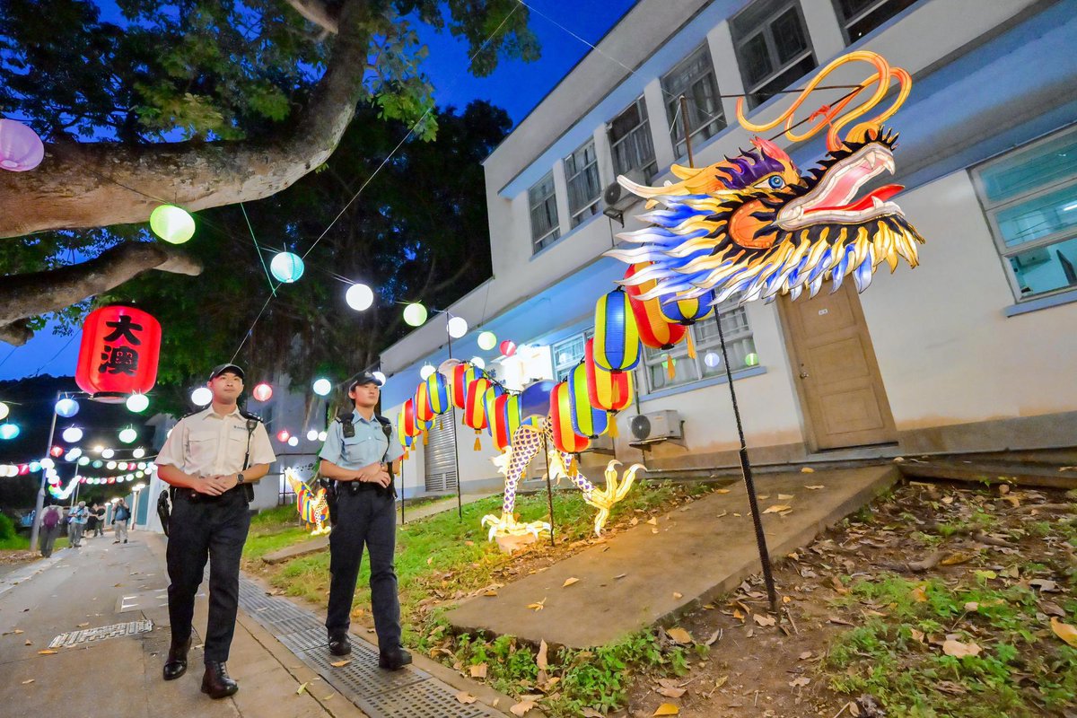 hkpoliceforce's tweet image. #HKPFootprint🚓|#OnceInABlueMoon,📍Tai O—a quaint fishing village aka ‘Venice of the East’—lights up with multi-hued delights for the beloved #MidAutumnFestival. Celebrating togetherness with everyone in🇭🇰under the same🌝—we wish you a🥮#MooncakeFestival🏮that’s #SecondToNone✨🐇