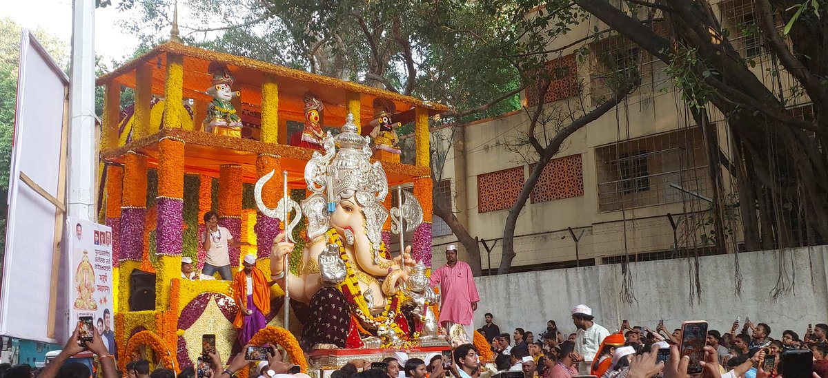 PritiPreeti3's tweet photo. मनाचा चौथा गणपती #तुळशीबाग #Tulashibaug #TulshibaugGanpati
#Gratitude #GaneshVisarjan
#JustPuneThings #Pune https://t.co/UMJRgBBAlQ