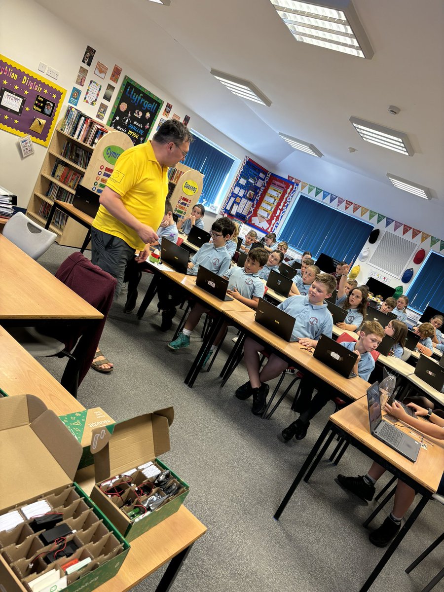 Gweithdy micro:bit llwyddiannus iawn gyda Alex <a href="/Technocamps_BU/">Technocamps Bangor</a> heddiw yn Nosbarth Tryfan a Chefn Du! Da iawn chi blant am ddyfalbarhau! 💻💪🏻👌🏻