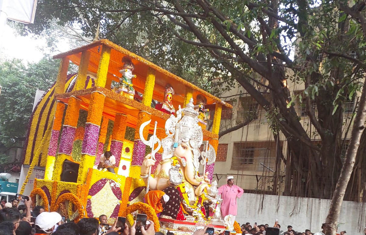 PritiPreeti3's tweet photo. मनाचा चौथा गणपती #तुळशीबाग #Tulashibaug #TulshibaugGanpati
#Gratitude #GaneshVisarjan
#JustPuneThings #Pune https://t.co/UMJRgBBAlQ
