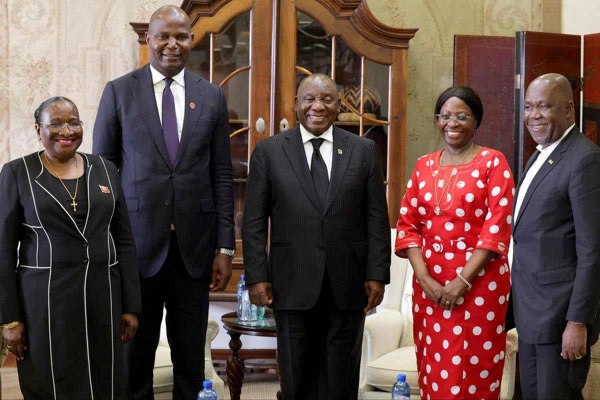 [PHOTOS]: His Excellency President <a href="/CyrilRamaphosa/">Cyril Ramaphosa 🇿🇦</a> receives a courtesy call from Mr. Daniel Chapo, Presidential candidate of the Front for the Liberation of Mozambique - FRELIMO- at Mahlamba Ndlopfu, the President’s official residence in Pretoria.