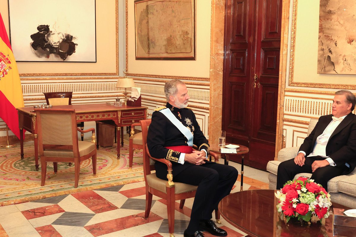 Ayer, 16 de septiembre de 2024, Su Excelencia Justo Apodaca presentó a Su Majestad el Rey Felipe VI, las Cartas Credenciales que lo acreditan como Embajador Extraordinario y Plenipotenciario de la República del Paraguay ante el Reino de España. 🇵🇾🤝🇪🇸