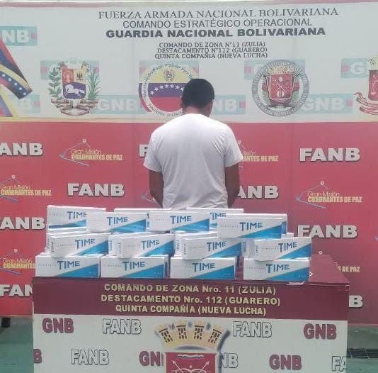 dhernandezlarez's tweet photo. Fundamentado en la seguridad, defensa y desarrollo integral de la nación y el régimen socioeconómico de la República, en el marco de la Operación “Mano de Hierro”, efectivos de la #FANB en labores de inspección, chequeo de vehículos y transeúntes, efectuaron la aprehensión de un ciudadano identificado como Yondry Enrique González González C.I.V-24.945.008, de treinta y dos (32) años de edad, en el P.A.C. “Nueva Lucha”, Pquia. Ricaurte, Mcpio. Mara del estado Zulia, quien ingresaba mercancía y productos de nacionalidad extranjera sin presentar la respectiva permisología, evadiendo de manera flagrante los controles aduaneros de las autoridades nacionales y atentando contra nuestra economía. Efectuándose la retención de cuarenta dos (42) tiras de Cigarrillos, marca “Time”, de diez (10) cajetillas cada paquete, para un total de cuatrocientas veinte (420) cajetillas de cigarrillos.

Venezuela es un Estado de derecho y de justicia, en el cual existen controles que no pueden ser evadidos ni eludidos, y en el cual se lucha activamente contra el contrabando. Procedimiento notificado al Ministerio Público.

#IntegrarEsVencer