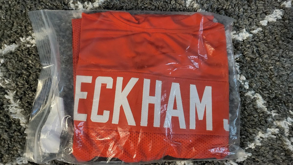 DrLuBuFu's tweet image. Huge shout out and thanks to @FantasyCaresOrg !
If call haven't heard, they do so much good work for a variety of charities and give out some pretty cool stuff.
Pictured: an awesome OBJ signed jersey :)