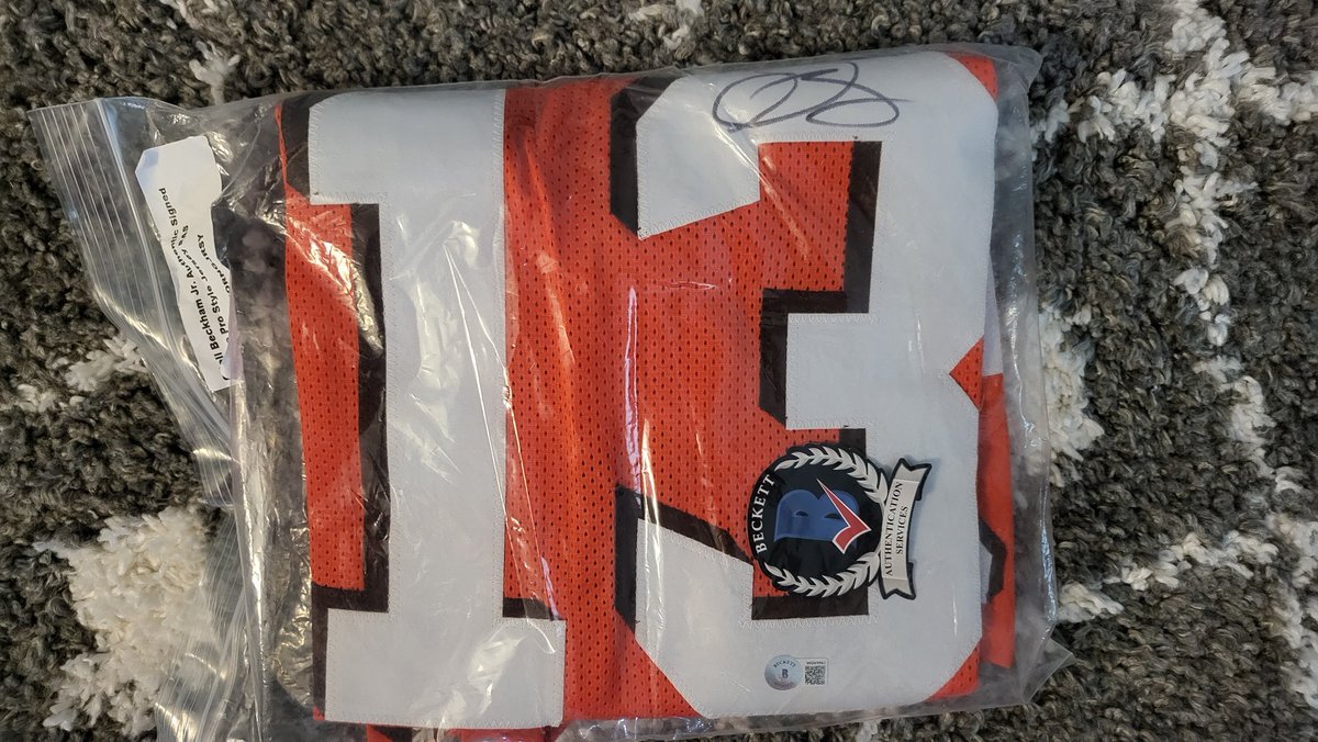 DrLuBuFu's tweet image. Huge shout out and thanks to @FantasyCaresOrg !
If call haven't heard, they do so much good work for a variety of charities and give out some pretty cool stuff.
Pictured: an awesome OBJ signed jersey :)