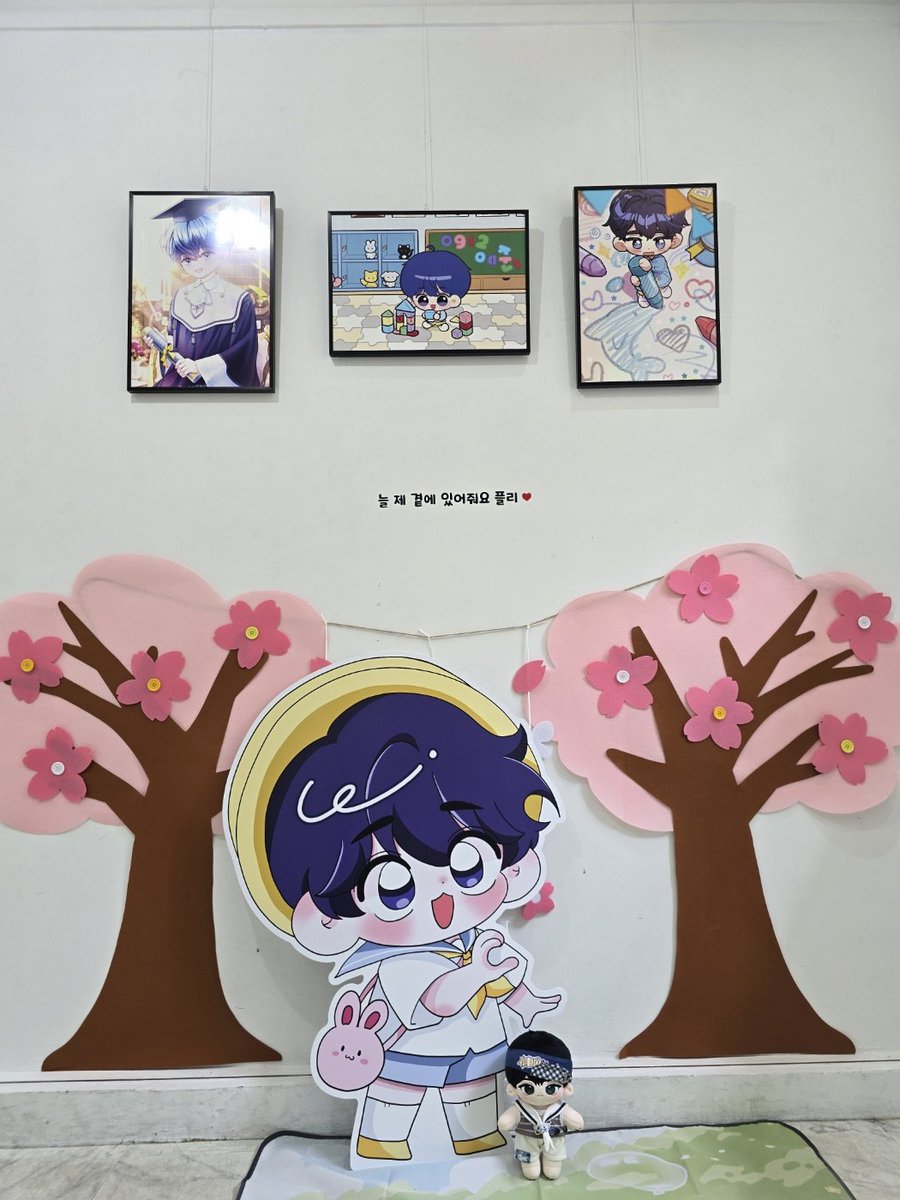 #플리눈나_오눌은_내생일이야
#예준이의_생일을_축하해 
#PLALE #YEJUN #예준
전시된 방이 두곳이 있었는데 한쪽에서 포스터 신나게 감상하고 한 곳에서는 사진을 많이 찍었어요!
럭드에서 떡메만 잔뜩 뽑은게 아쉽지만 기다리는동안 부채질도 해주시고 스몰토크도 해주셨어요😆