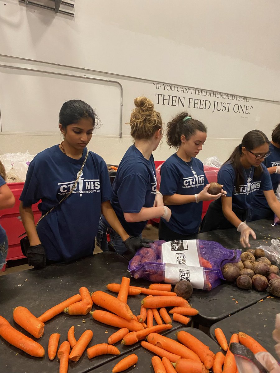 CTJNHS's tweet photo. On Sep. 7th, our Jags helped out at the San Antonio Food Bank. They packaged various produce such as, carrots, potatoes, and beets to those who needed it. https://t.co/NBExj6i5Jl