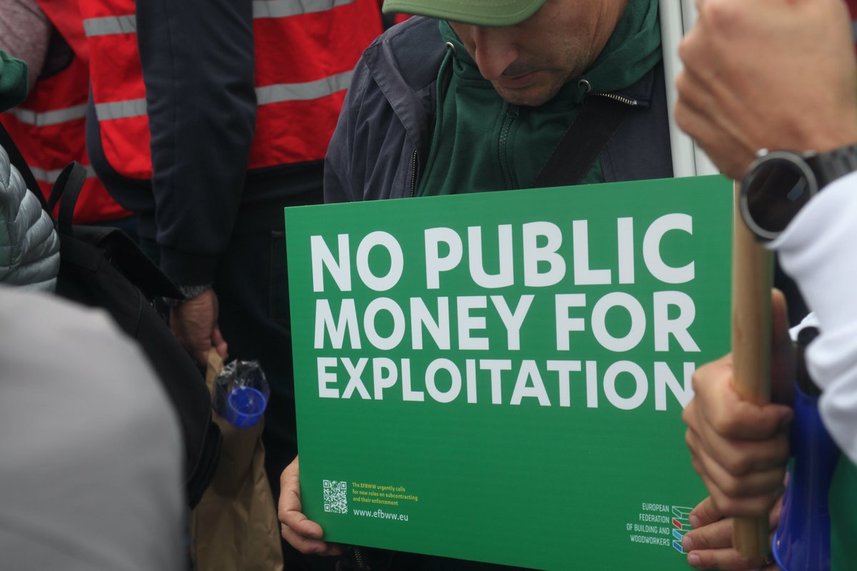 DSFEurope's tweet image. Aujourd'hui, @claire_fita et @EricSargiacomo ont participé à une manifestation organisée à #Strasbourg par les syndicats européens pour défendre les droits des travailleurs face à l'exploitation dans les chaînes de sous-traitance ! ✊