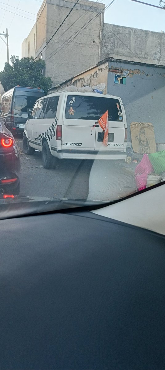 chavirul39's tweet photo. @TransporteJal @JaliscoVial @FiscaliaJal @PoliciaGDL 
Está camioneta tiene personas viviendo ahí desde hace varias semanas, por ahí es paso de niños a la escuela y representan un peligro para todos, se encuentra al cruce de la calle 6 de diciembre y avenida Plan de San Luis https://t.co/Crpo9RzdHT