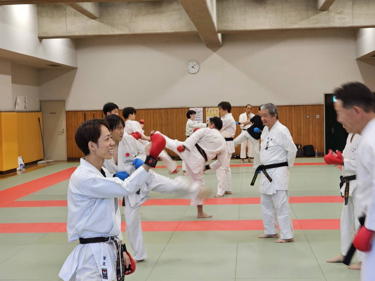 9/14  OB現役合同稽古

先日、先輩方と合同稽古を行いました！
4代から52代までの世代を跨ぎ、昭霊会の伝統と変化を感じた1日でした🥋

これからもご指導よろしくお願い致します！押忍！