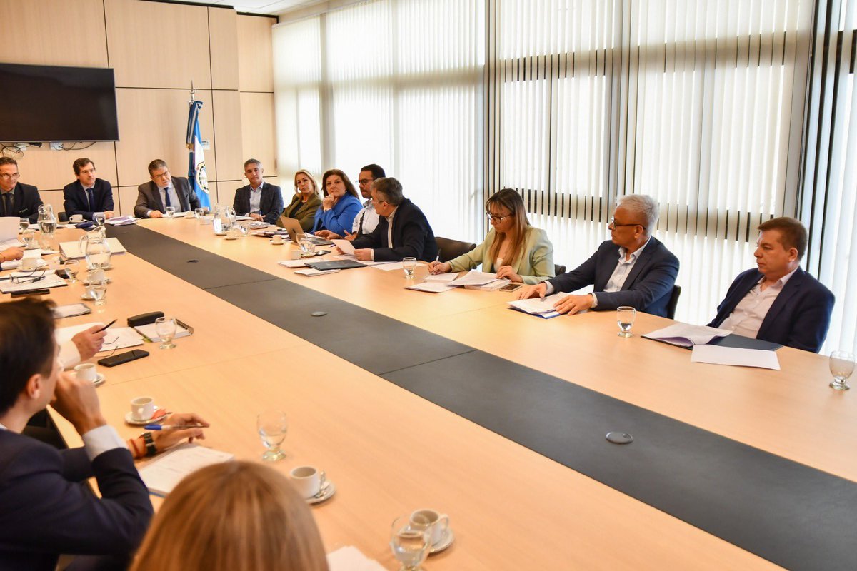 🏛️| Reunión de Comisiones.
Integrantes de las comisiones de LAC y Hacienda y Presupuesto, recibieron al Director General de Rentas de San Juan y al Asesor Letrado Adjunto de Gobierno.

Más información: bit.ly/4e5m7Pl 
#LaCasaDeTodos #leyes