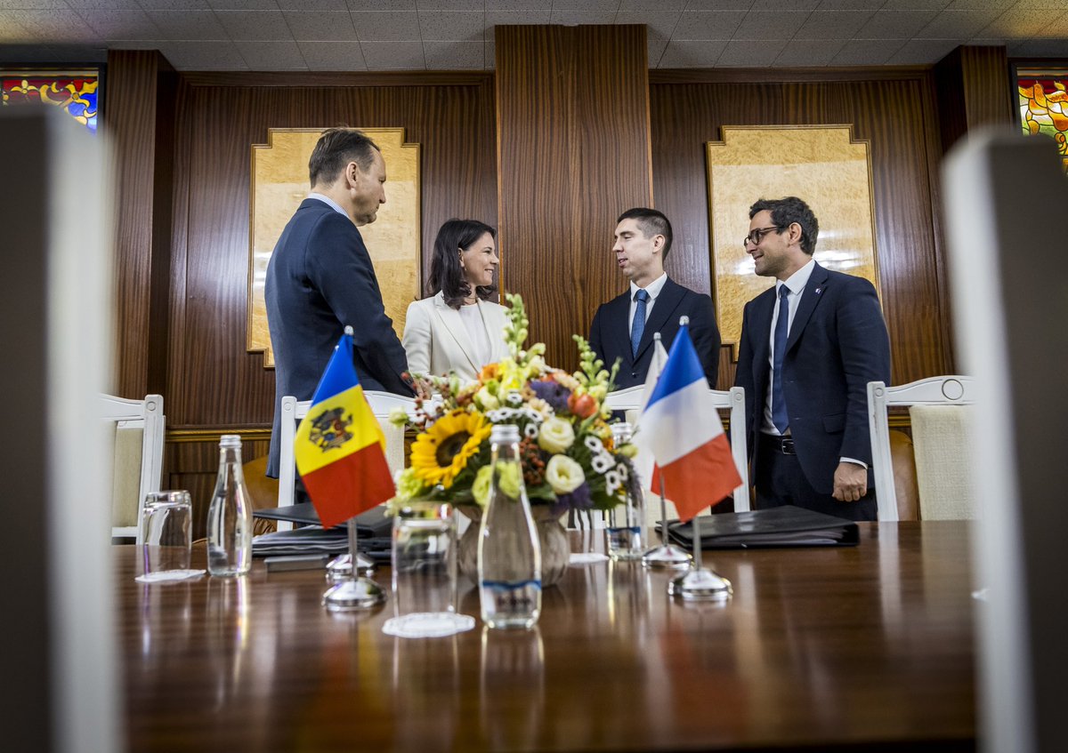 GermanyDiplo's tweet image. To express unwavering support for #Moldova on its way towards the EU, @ABaerbock 🇩🇪, @steph_sejourne 🇫🇷 and @sikorskiradek 🇵🇱 met as #WeimarTriangle 🤝 today at #MoldovaPartnershipPlatform in Chișinău. Read the joint statement here 👇 diplo.de/2675960