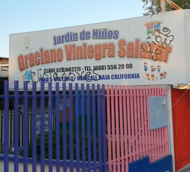 AleAlexorozco's tweet photo. Esta escuela en #Mexicali tiene un MONSTRUO como directora y MIERDAS como maestra e intendente, y para los que siempre dicen “De que sirve quemar o vandalizar ” dense cuenta que a las autoridades les vale madre quien sea la victima y olvidan que #ConLosNiñosNo #justiciaparaKim https://t.co/TSta8xTa8Y