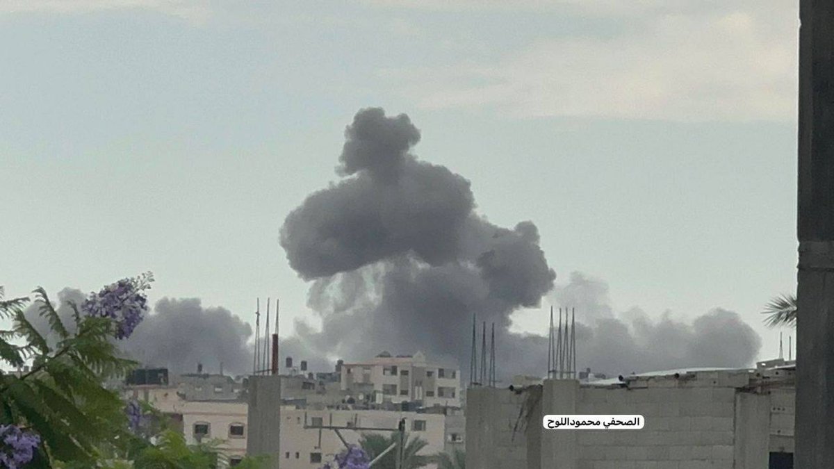 Marchfoward's tweet photo. KEMASKINI 

PEMBUNUHAN BERAMAI RAMAI BARU DI GAZA

Israel melancarkan serangan udara ke atas beberapa rumah di Kem Bureij di Tengah Gaza 

Serangan melibatkan Rumah Keluarga Batran, Abu Shoqa, Tartouri, Saada, Abu Said Abu Al-Kas, Abu Ayman Al-Baba. 

Dilaporkan semua ahli keluarga Abu Said Abu Al Kas dan Abu Ayman Al Baba terbunuh 

50 rakyat Gaza dilaporkan berada di dalam rumah rumah itu dan ketika ini ramai di antara mereka masih terperangkap di bawah runtuhan