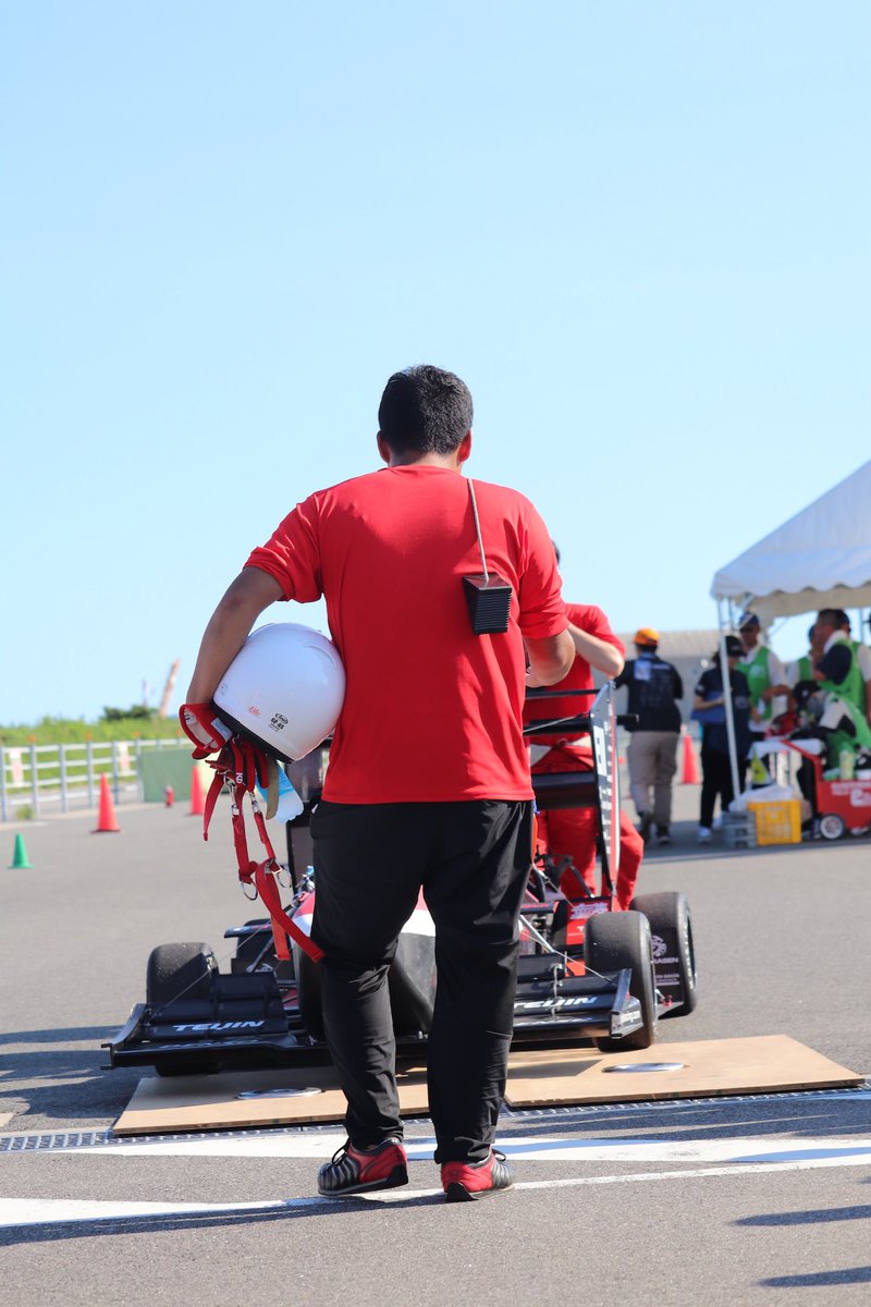 『背中』
 エンデュランス完走後の一枚

この一枚だけで伝わってくるくらい、背中で引っ張ってくれた先輩でした。

#学Fフォトコン2024
#学生フォーミュラ
#formulastudent