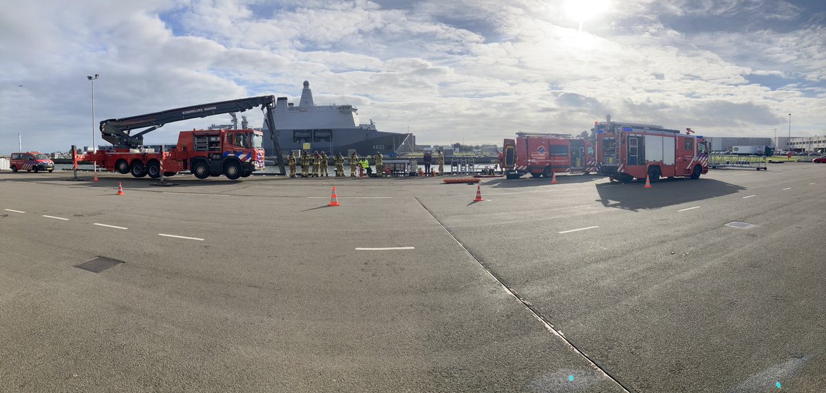 EMvanLeeuwen's tweet photo. Vandaag een oefening van de brandweerduikers @vrnhn met de @marinebrandweer.
Belangrijk om in die waterrijke omgeving samen te oefenen. 
Hierbij een overzicht, het redvoertuig om van de hoge kade af te komen, de duiker te water en natuurlijk een gered fictief slachtoffer. https://t.co/MFqHqpeuKw