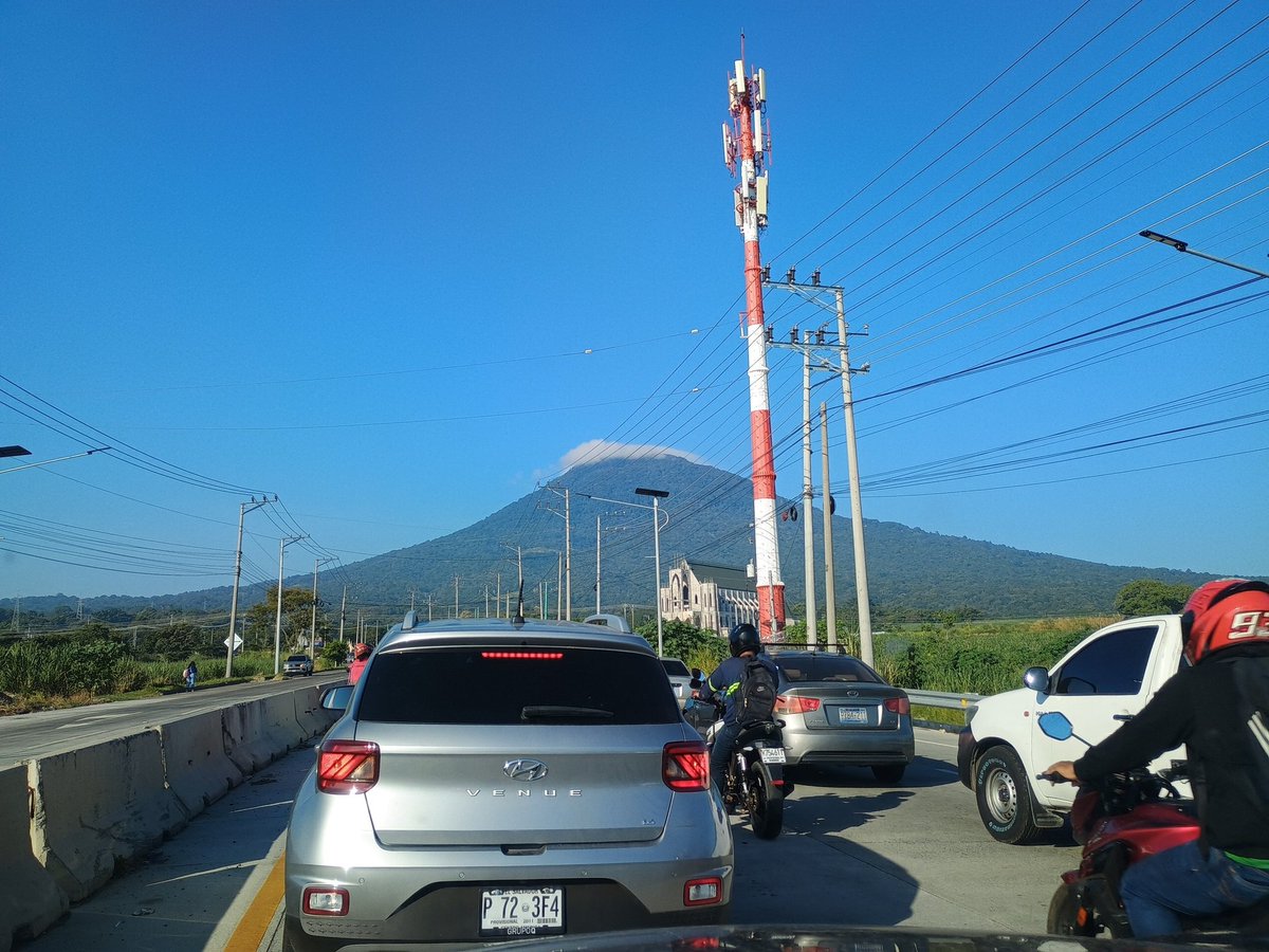 Monkd32's tweet photo. @eltraficosv_ Los gestores quitaron el reversible del Integración desde las 7am, cuando se supone lo dejan hasta las 8 ,la cola llega hasta arriba del paso a desnivel y no se mueve.... https://t.co/JQPWgewCkF